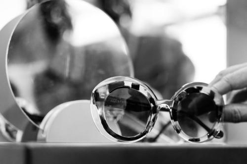 lunettes-solaires-noir-et-blanc